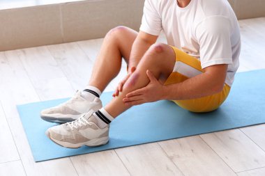 Vücut antrenmanında çürükleri olan sporcu bir adam.