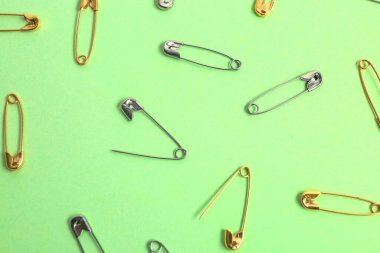 Yeşil arka planda farklı çengelli iğneler