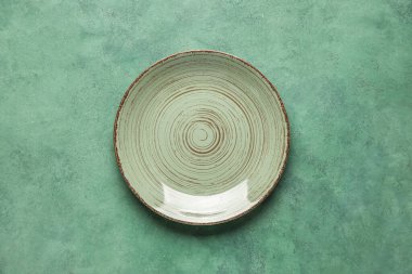 Yeşil arkaplanda boş bir tabak