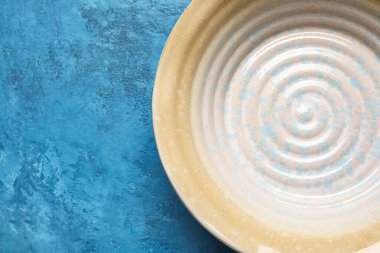 Mavi arkaplanda boş bir tabak biçimlendir