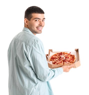 Yakışıklı genç adam beyaz arka planda taze pizza kutusunu tutuyor.