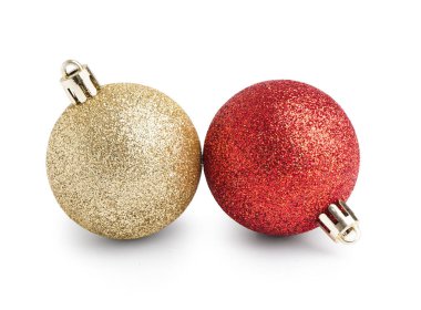 Beyaz arka plan üzerinde izole parlak Noel topları