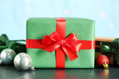 Renkli arka planda topları olan güzel Noel hediyeleri, yakın plan