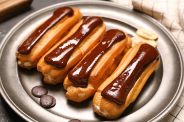 Bir tabak lezzetli çikolatalı ekler, yakın plan.