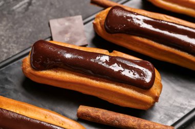 Lezzetli çikolata eklerli pano, yakın plan.