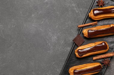 Lezzetli eklerleri, tarçını ve çikolatası olan bir tahta.