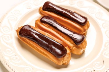 Bir tabak çikolatalı ekler, yakın plan.