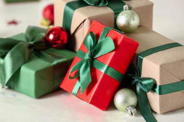 Bir yığın güzel Noel hediyesi ve toplar masanın üstünde, yakın plan.