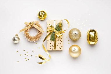 Beyaz arka planda Noel oyuncakları olan hediye kutusu