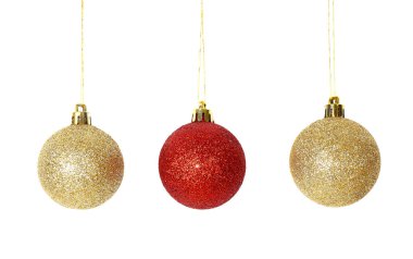 Beyaz arka plan üzerinde parlak Noel topları