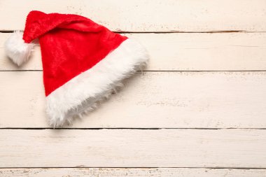 Hafif ahşap arka planda Noel Baba şapkası