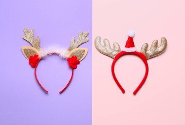 Renkli arka planda iki Noel geyiği boynuzu