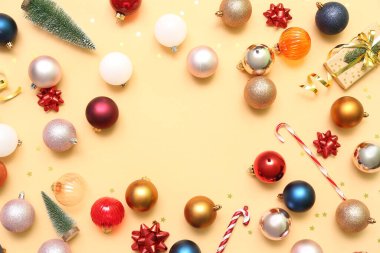 Renk arkaplanındaki farklı Noel dekorasyonlarından yapılmış çerçeve