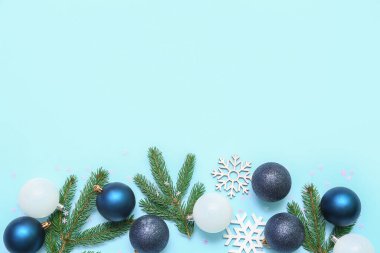 Noel kompozisyonu köknar dalları ve renk arkaplanı üzerindeki dekorasyonlar