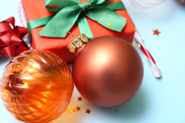 Güzel Noel baloları ve renkli arka planda hediye kutusu, yakın plan.