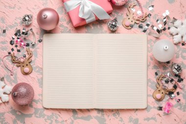 İçinde Noel oyuncakları, konfeti ve grunge özgeçmişi olan boş bir defter.