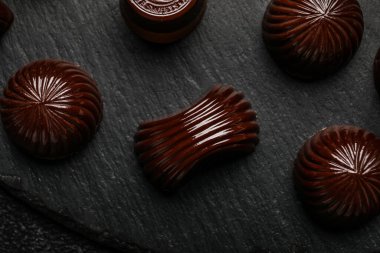 Siyah tahta üzerinde çikolatalı şekerler, yakın plan.