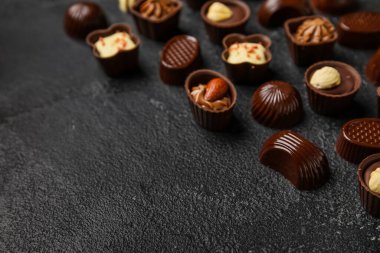 Siyah arkaplanda farklı çikolata şekerlemeleri