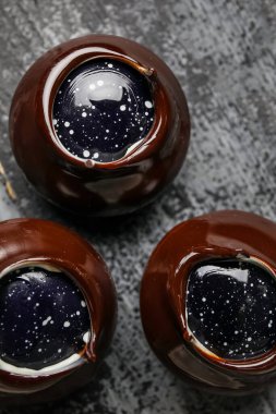 Koyu ahşap tahtada çikolatalı şekerler, yakın plan.