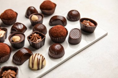 Beyaz arka planda çikolata şekerli tahta, yakın plan