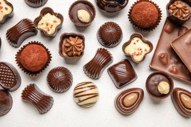 Beyaz arka planda çikolata ve şekerlemeler