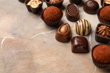 Arkaplanda çikolatalı şekerler, yakın plan.