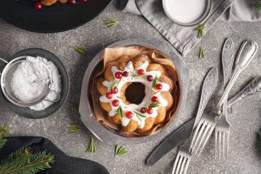 Lezzetli Noel pastası, şeker tozu ve arkaplanda çatal bıçak seti olan kompozisyon