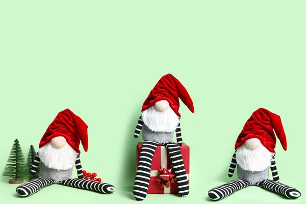 緑の背景に贈り物や装飾とかわいいクリスマスのノームのコラージュ — ストック写真