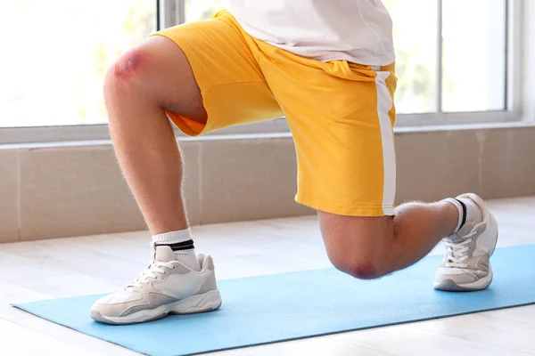 Sporty Man Bruises Legs Training Gym — Stock Photo, Image