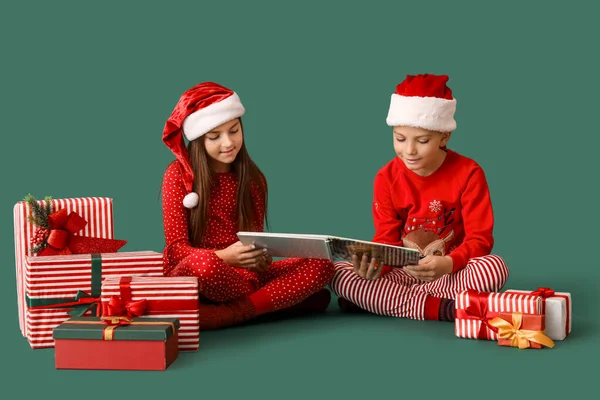Little Children Pajamas Christmas Gifts Reading Book Green Background — Stock Photo, Image
