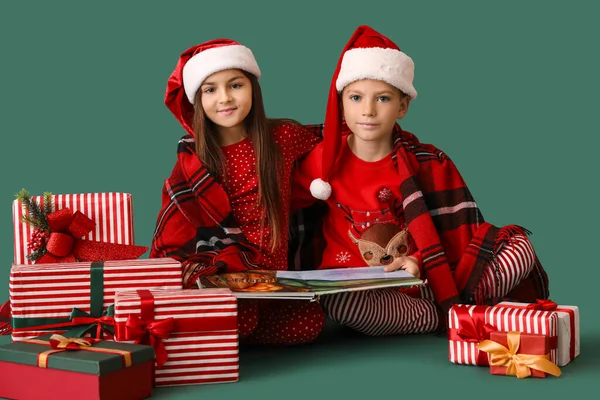 Little Children Pajamas Christmas Gifts Reading Book Green Background — Stock Photo, Image