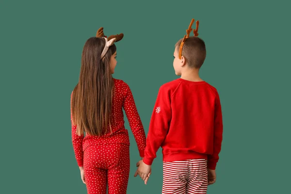 Little Children Pajamas Holding Hands Green Background Back View — Stock Photo, Image