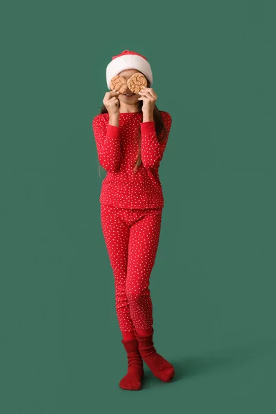 Menina Pijama Com Biscoitos Natal Fundo Verde — Fotografia de Stock