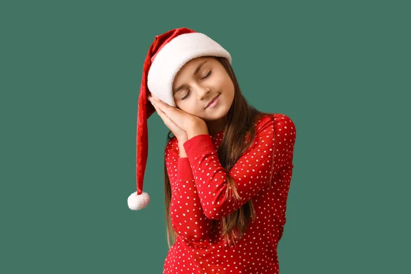 Menina Pijama Natal Dormindo Fundo Verde — Fotografia de Stock