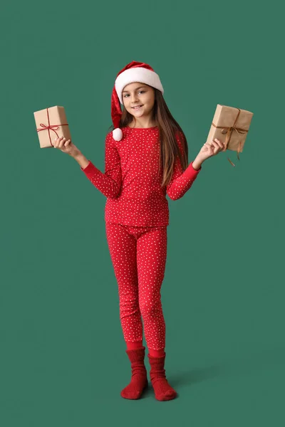 Menina Pijama Com Presentes Natal Fundo Verde — Fotografia de Stock