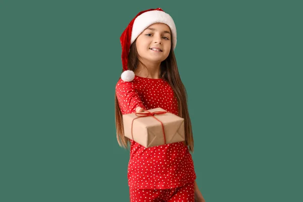 Menina Pijama Com Presente Natal Fundo Verde — Fotografia de Stock