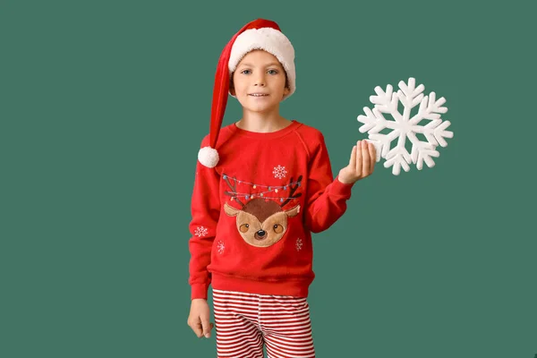 Menino Pijama Natal Com Floco Neve Fundo Verde — Fotografia de Stock