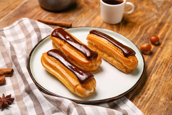 Plate Tasty Chocolate Eclairs Wooden Table — Stock Photo, Image