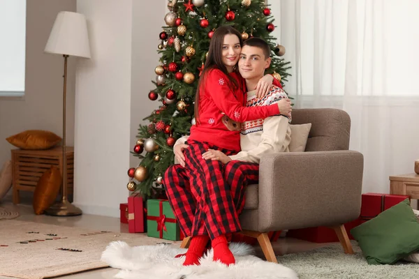 Jovem Casal Pijama Sentado Poltrona Casa Véspera Natal — Fotografia de Stock