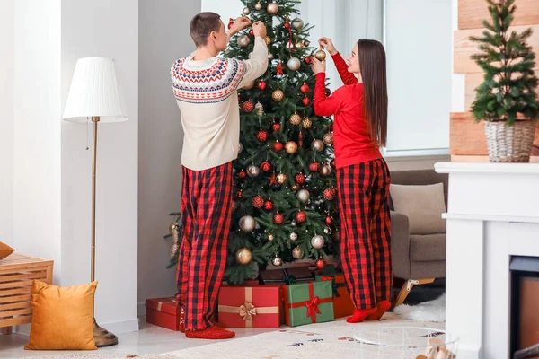 Jovem Casal Pijama Decoração Árvore Natal Casa — Fotografia de Stock