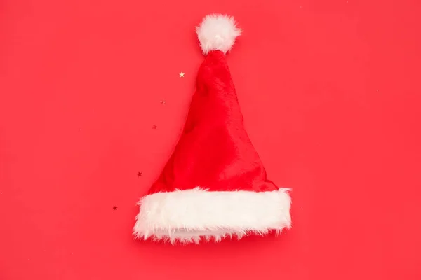 Weihnachtsmann Hut Auf Rotem Hintergrund — Stockfoto
