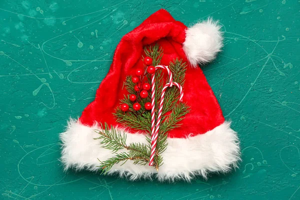 Komposition Mit Weihnachtsmütze Tannenzweig Und Zuckerstangen Auf Farbigem Hintergrund — Stockfoto