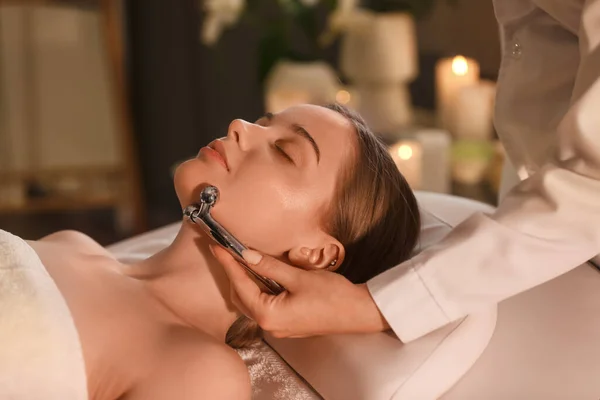Mulher Bonita Recebendo Massagem Facial Com Rolo Salão Beleza — Fotografia de Stock