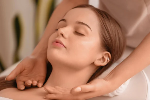 Mulher Bonita Recebendo Massagem Salão Beleza — Fotografia de Stock