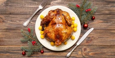Patatesli kızarmış tavuk ve ahşap arka planda Noel dekoru.