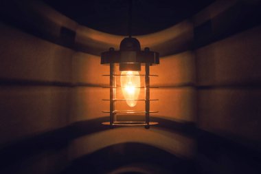 Koyu arkaplanda parlayan ampullü fener