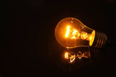 Siyah arkaplanda parlayan ampul