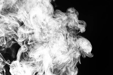 Siyah arkaplanda beyaz duman