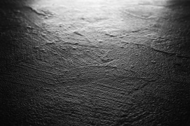 Arka plan olarak koyu beton dokuya sahip