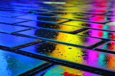 Arkaplan olarak farklı renkte ıslak fayanslar, yakın plan